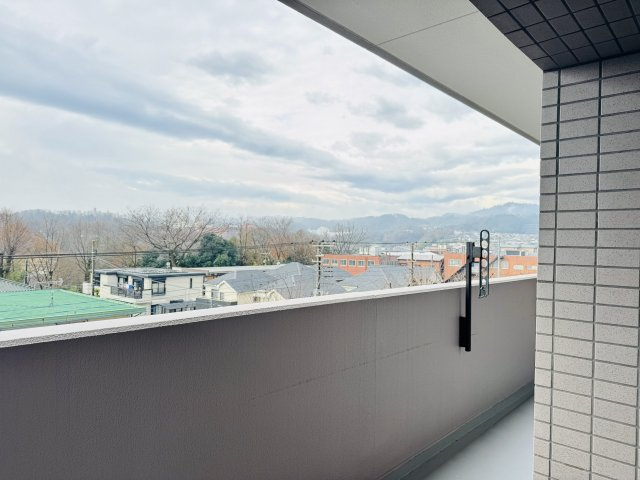 タウンズ八王子イーストウィングのバルコニー|～陽当たりの良い南向きバルコニー　洗濯物がよく乾きそうです～