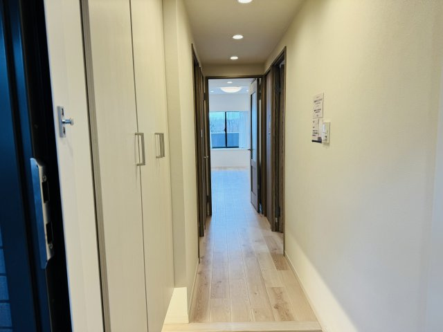 タウンズ八王子イーストウィングの玄関|～天井高シューズボックスで玄関スッキリ～