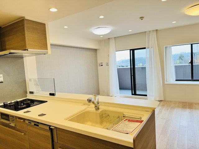 タウンズ八王子イーストウィングの居間・リビング|～16.4帖の明るいLDKで、家族団欒の時間をお過ごしいただけます～