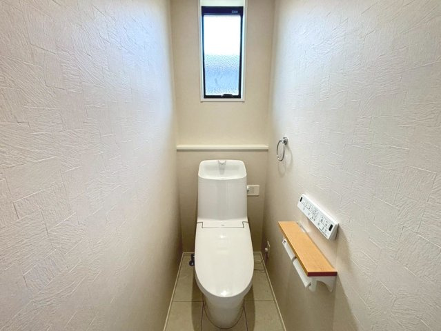 タマタウン　大垣市中曽根町（静里小）　全4区画分譲のトイレ|超節水型の水洗トイレを標準採用。汚れが付きにくいコーティング加工で、いつでも清潔に保てる便座を装備。