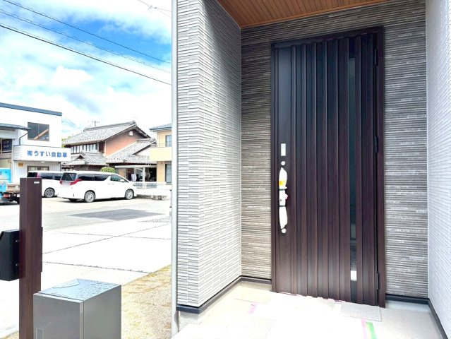 タマタウン　大垣市中曽根町（静里小）　全4区画分譲の玄関|玄関ドアの鍵はディンプルキーと内側はサムターンキーになっており防犯性の高い仕様になっています。