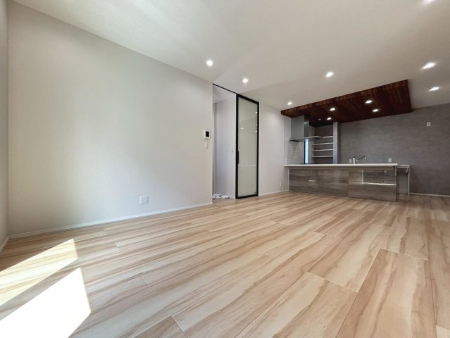 タマタウン　大垣市中曽根町（静里小）　全4区画分譲の居間・リビング|最高級グレードの床材グラフィアート仕様。家族が増える事を考えて約20帖近くの広さにこだわっています
