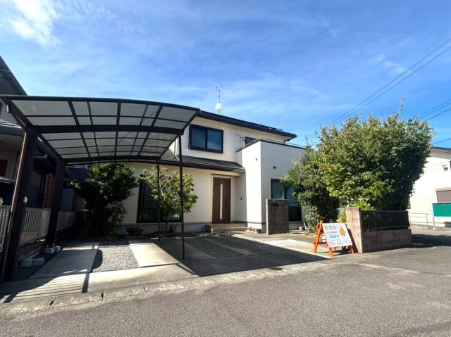 中古 戸建ての前面道路含む現地写真