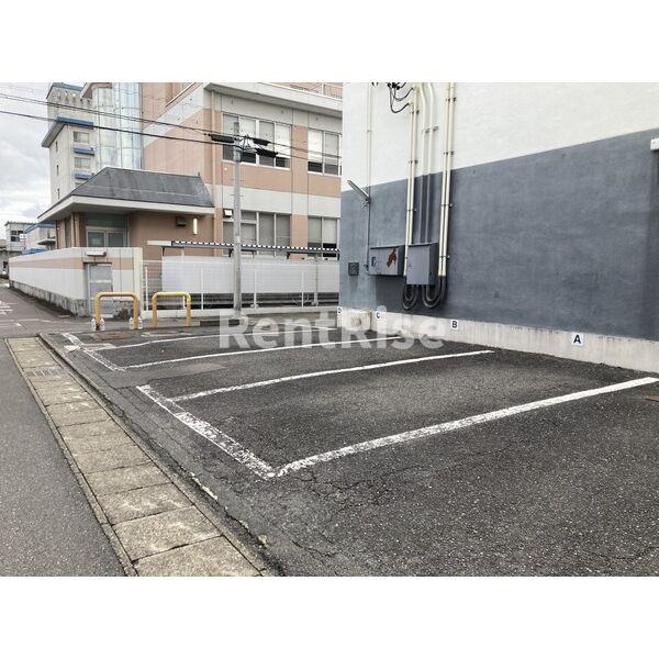 メゾンクレールの駐車場
