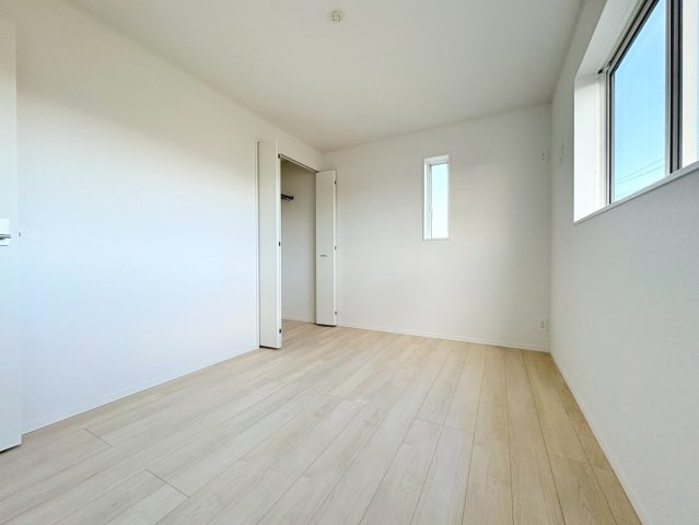 クワイエ　江南市勝佐町第1　全2区画分譲の洋室|建具やクロスなどをトータルデザインでコーディネートしており、室内に落ち着きと安らぎを与えてくれます。
全居室収納付き！寝室やお子様のお部屋がスッキリ片付きます。