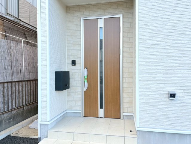 クワイエ　江南市勝佐町第1　全2区画分譲の玄関|玄関ドアの取手ハンドル部分にセンサーがついて、カードタイプ・シールタイプのキーで施錠が可能で便利です。
お買い物の荷物で手が塞がっていても、楽々開錠できます。毎日の外出前の時間も短縮されて快適です！