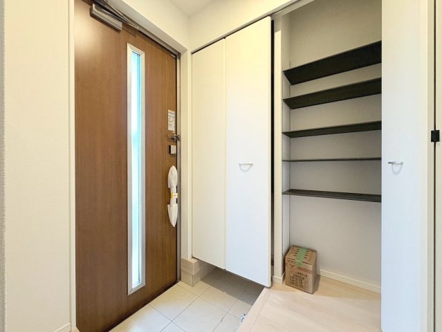 クワイエ　江南市勝佐町第1　全2区画分譲の玄関|大容量のシューズ収納付きで玄関周りもすっきり！玄関ドアからの光が玄関ホールを明るくしてくれます。