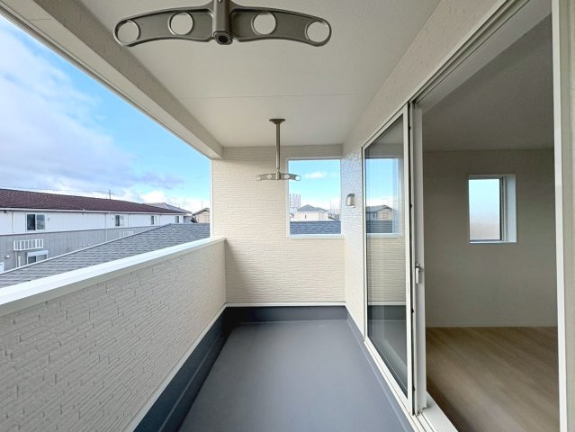 クワイエ　江南市勝佐町第1　全2区画分譲のバルコニー|バルコニーは南向きで洗濯物もよく乾きます！強度と表面積硬度を持つFPRで防水しています。