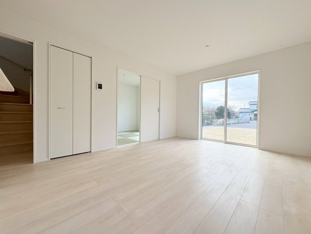 クワイエ　江南市勝佐町第1　全2区画分譲の居間・リビング|フローリング材は木目調でナチュラルな美しさ。様々な傷やクラックの発生を大幅に抑える特殊加工済みです。
床材に受ける様々な傷や、温度・湿度変化によるクラックの発生を大幅に抑える特殊加工を施工済み。