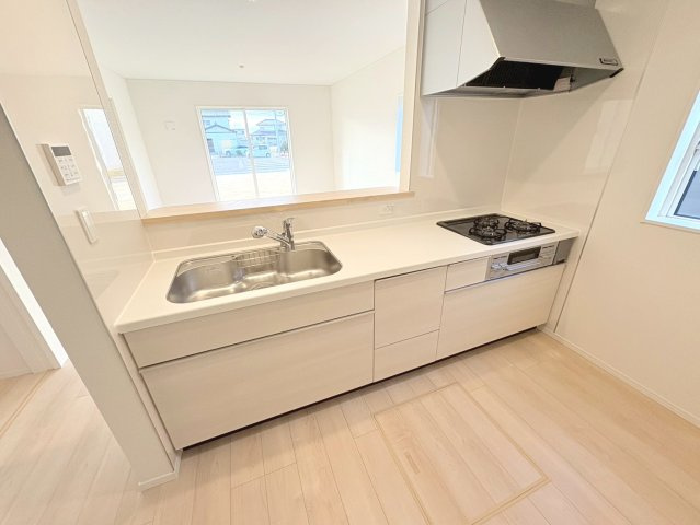 クワイエ　江南市勝佐町第1　全2区画分譲のキッチン|お手入れがラクなステンレスをワークスペース部分トップに使用した、機能的で美しいシステムキッチンです。
浄水器組込み水栓でシンクまわりがスッキリ広々お使いいただけます。フラットな造りでお掃除も楽々です。