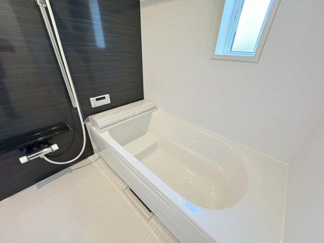 クワイエ　江南市勝佐町第1　全2区画分譲の浴室|保温浴槽使用で４時間たっても浴槽の湯温低下はわずか約2.5度の省エネ仕様です。【暖房換気乾燥機】付き！
サイドブロー機能を備えた省エネ衣類乾燥機です。窓付きの明るく清潔な空間でゆったりバスタイムを！