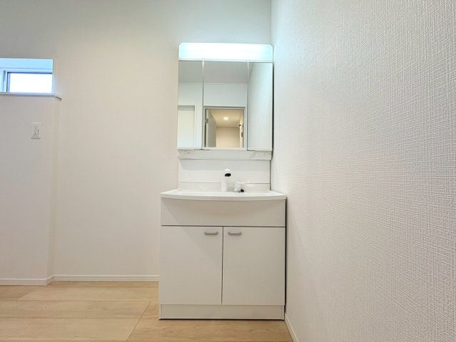 クワイエ　江南市勝佐町第1　全2区画分譲の独立洗面台|床材に受ける様々な傷や、温度・湿度変化による、クラックの発生を大幅に抑える特殊加工を施工済みです。
水栓はリフトアップできて両手が使えます。またハンドシャワーでも使えます。