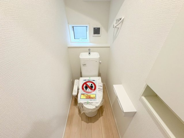 クワイエ　江南市勝佐町第1　全2区画分譲のトイレ|超表面平滑加工とイオンパワーの「セフィオンテクト」加工で、汚れが付きにくく落ちやすい仕様のトイレです。
またツイントルネード洗浄で少ない水でも前方の返し部分から後方部までしっかり洗浄できます！