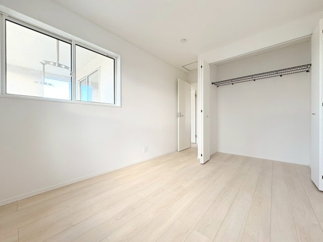 クワイエ　江南市勝佐町第1　全2区画分譲の寝室|全居室にたっぷり収納できる大型収納を設置。窓ガラスは、断熱性能や結露防止効果の高いペアガラスを採用！
高い断熱性と共にガラス面の結露対策にも効果を発揮し湿気によるカビの発生を抑止します。