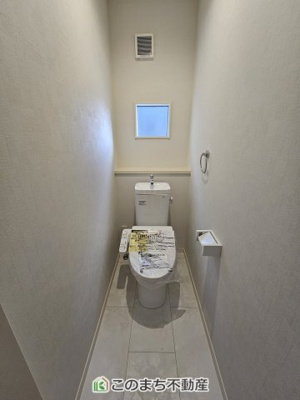 【トイレ】 | ワイウッドコート小山市中久喜第1期　1号棟 | 同社施工物件の写真です。※建具やフローリング、その他仕様が違う場合がございます。