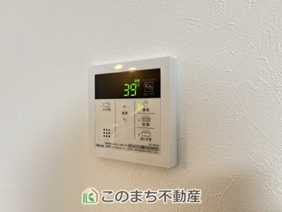 【設備】 | ワイウッドコート小山市中久喜第1期　1号棟 | 雨の日や湿気の多い梅雨時期など、洗濯物が乾き難い時期に重宝する浴室換気乾燥機。乾燥機能だけではなく、冬場の浴室内の寒暖差を緩和する暖房機能も標準装備。ヒートショック対策に一役買います。