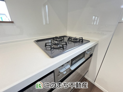 【キッチン】 | ワイウッドコート小山市中久喜第1期　1号棟 | 同社施工物件の写真です。※建具やフローリング、その他仕様が違う場合がございます。