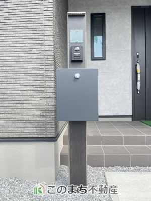 【キッチン】 | ワイウッドコート小山市中久喜第1期　1号棟 | 三ツ口コンロ採用で、同時調理もスムーズ◎！お料理を並べられるカウンター付きで、配膳・片付けをサポート！リビングで過ごすご家族とコミュニケーションを楽しみながら作業可能です♪