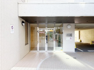 【エントランス】 | オートロックを備えた、マンションのエントランス。やはりセキュリティの観点は欠かすことができません。皆様を“安全”に送り出し、出迎えてくれます。～即日のご見学可能～　お問合せはお気軽にどうぞ。