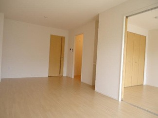 【洋室】 | ロイヤルレジデンス | 【ロイヤルレジデンス】独立キッチンなのでリビングすっきり