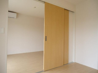 【洋室】 | ロイヤルレジデンス | 【ロイヤルレジデンス】洋室は２枚引き戸