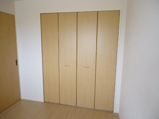 【洋室】 | ロイヤルレジデンス | 【ロイヤルレジデンス】収納扉閉める状態です