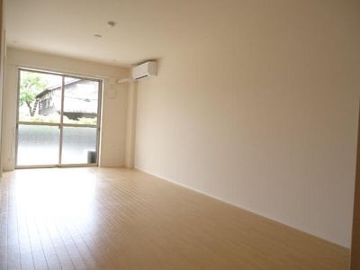 【居間・リビング】 | ロイヤルレジデンス | 【ロイヤルレジデンス】広々リビングです