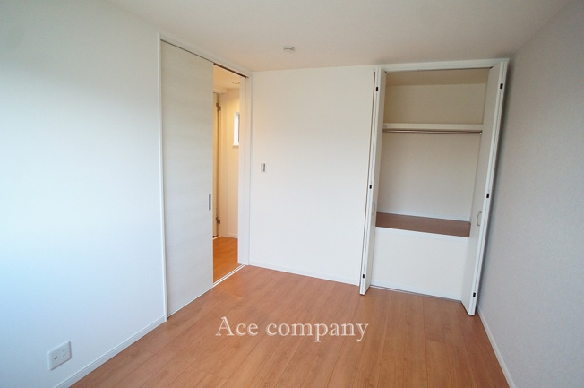 【子供部屋】 | 八尾市渋川町7丁目 | 【3階：洋室6帖】床上げのクローゼット完備です♪