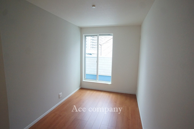 【子供部屋】 | 八尾市渋川町7丁目 | 【3階：洋室5.5帖】バルコニーに面したお部屋です☆