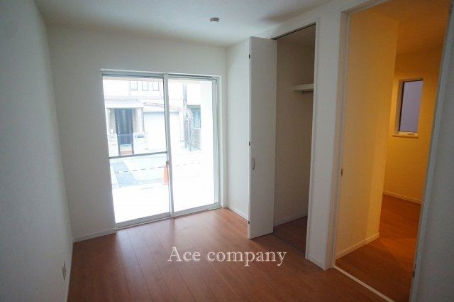 【子供部屋】 | 八尾市渋川町7丁目 | 【1階：洋室5帖】クローゼット完備です♪