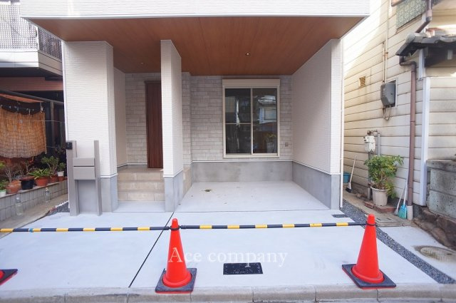 【駐車場】 | 八尾市渋川町7丁目 | 玄関前アプローチにゆとりがあり、駐輪スペースも確保できます♪