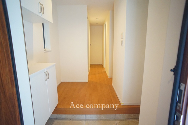 【玄関】 | 八尾市渋川町7丁目 | 両サイドに収納完備です♪【シューズボックス＋収納棚】