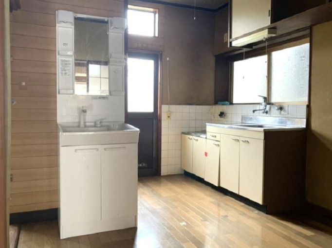 高知市神田　中古一戸建ての独立洗面台|独立洗面台、小物を置くことができて便利です