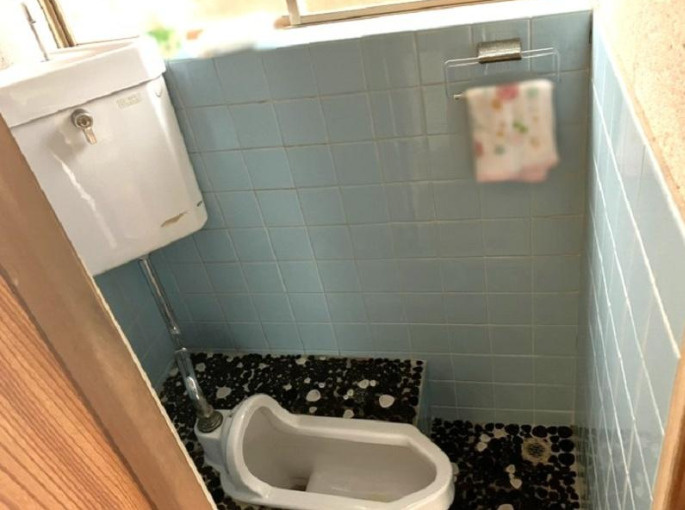 高知市神田　中古住宅のトイレ|落ち着いた色調のトイレです