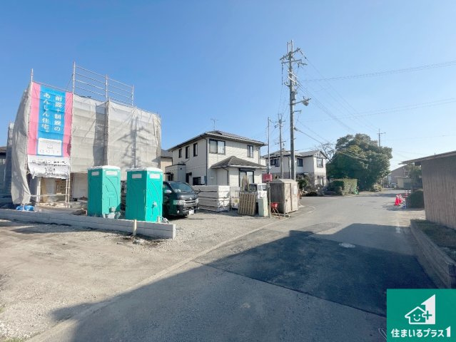 東近江市小脇町　第5期　新築一戸建ての前面道路含む現地写真|周辺は落ち着いた街並みの住宅地！子育てがしやすい住環境です！まだ未完成ですが、現地でしかわからない事もございます。是非一度ご覧ください。