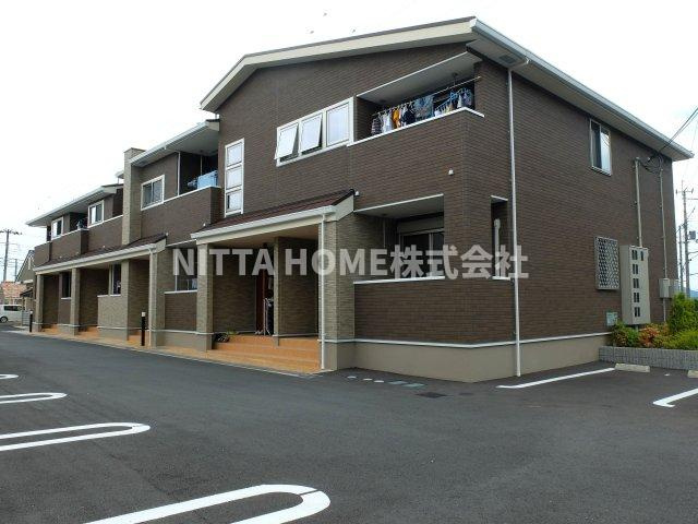 キャトルセゾンのエントランス|スタットレスタイヤも保管できる物置を完備☆