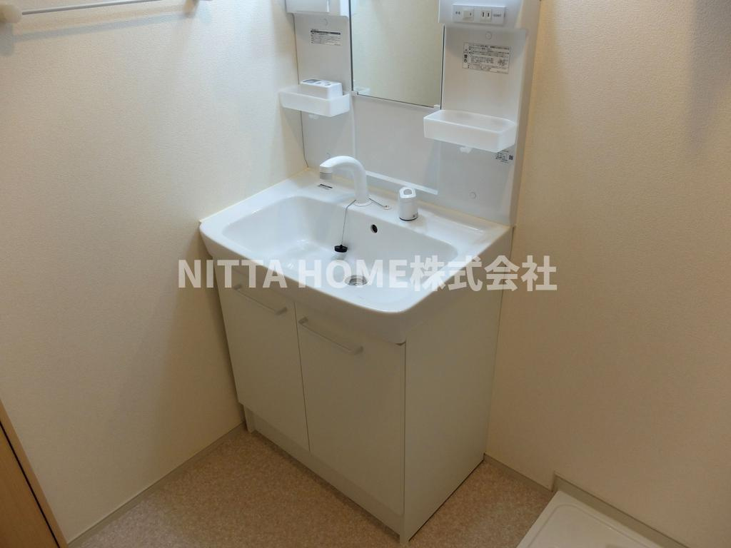 キャトルセゾンの洗面所|シャワー付き洗面台で朝の身支度も楽々◎