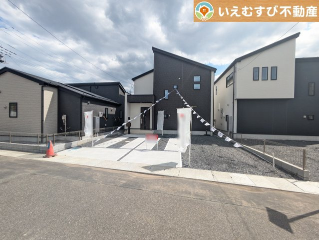 GRAFARE　羽生市北3期の駐車場|並列3台駐車可能なゆとりのカースペース
複数台車をお持ちでも、お友達が遊びに来てもゆとりの駐車スペース！
