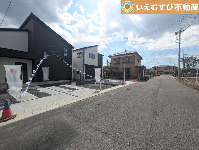 GRAFARE　羽生市北3期の前面道路含む現地写真|安心の広々8ｍ前面道路
8ｍの前面道路はお車の駐車が楽々！すれ違える広さが確保されています♪