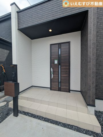 GRAFARE　羽生市北3期のエントランス|落ち着いた色づかいのエントランス
駐車場からアクセスの良いエントランス。雨の日や荷物が多くても安心の動線♪