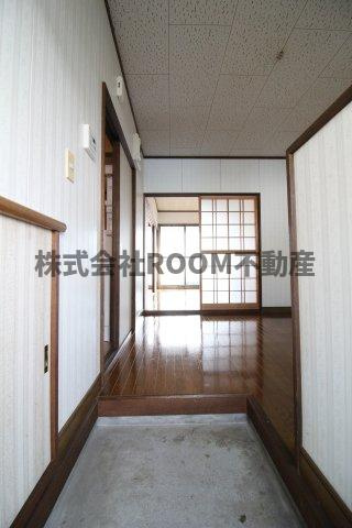 ガーデンR8の玄関|収納もある玄関です