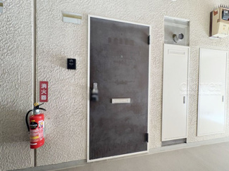 【その他共用部分】 | 皆様をお迎えする、お部屋の玄関ドア。開けやすさや開放角度、ドアノブの操作しやすさや鍵の形状などを、現地で一度ご確認ください。～即日のご見学可能～　お問合せはお気軽にどうぞ。