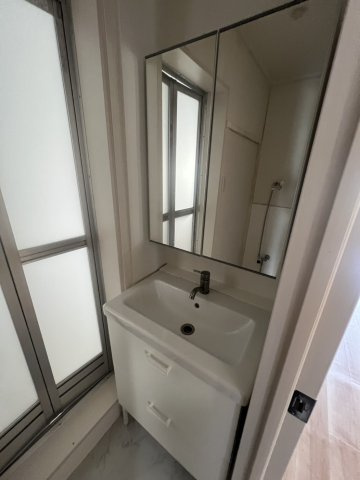 朝霧南町4丁目戸建の洗面所