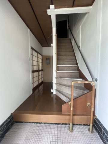 朝霧南町4丁目戸建の玄関