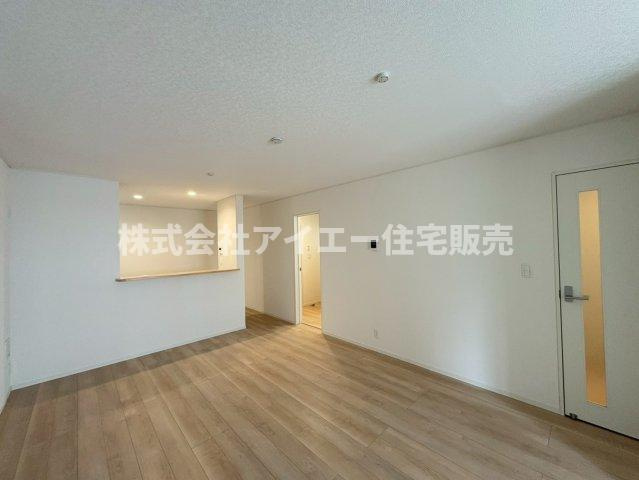 ♥♥読谷村楚辺-2号棟の居間・リビング|こちらの居間で趣味の時間をお楽しみください