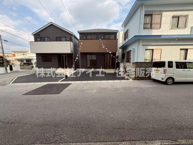 ♥♥読谷村楚辺-2号棟の駐車場|駐車場があるので、車を買う予定の方も安心です