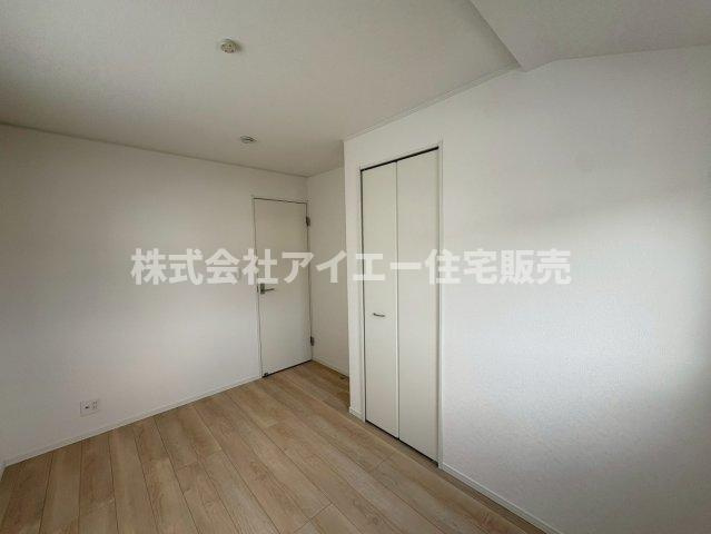 ♥♥読谷村楚辺-2号棟の洋室|明るい洋室です