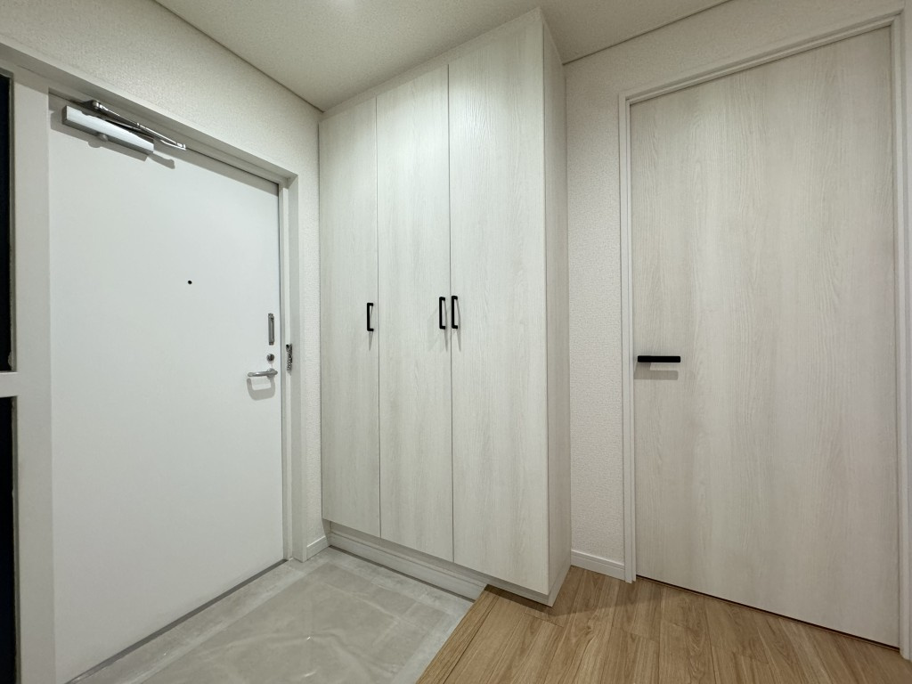 カーサビアンカ高坂の玄関|収納もある玄関です