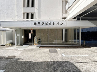【エントランス】 | お客様を、そして住人を出迎えてくれるマンションのエントランス。ゴミが落ちていないことからも、管理状態の良さや住民の節度の高さが見て取れます。～即日のご見学可能～　お問合せはお気軽にどうぞ。