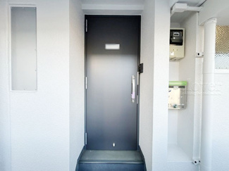 【その他共用部分】 | 皆様をお迎えする、お部屋の玄関ドア。開けやすさや開放角度、ドアノブの操作しやすさや鍵の形状などを、現地で一度ご確認ください。～即日のご見学可能～　お問合せはお気軽にどうぞ。